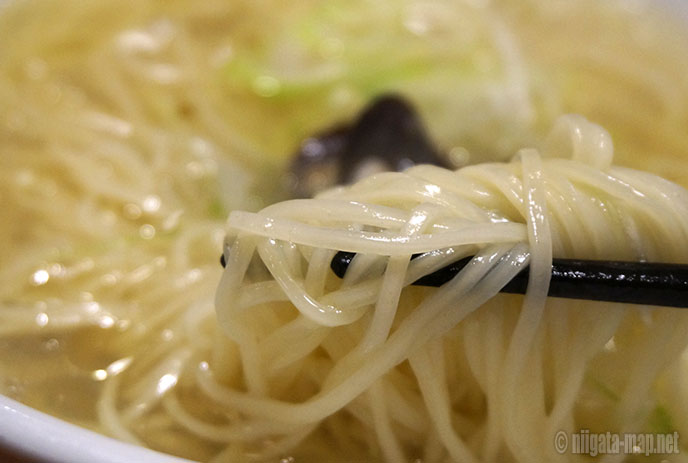 しじみラーメンの麺アップ