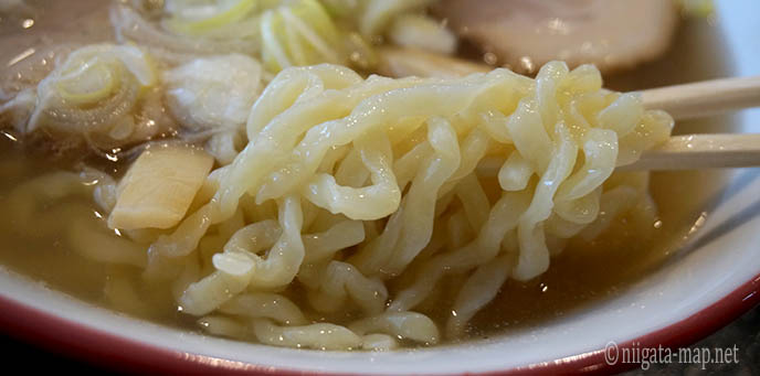 坂新ラーメンの麺