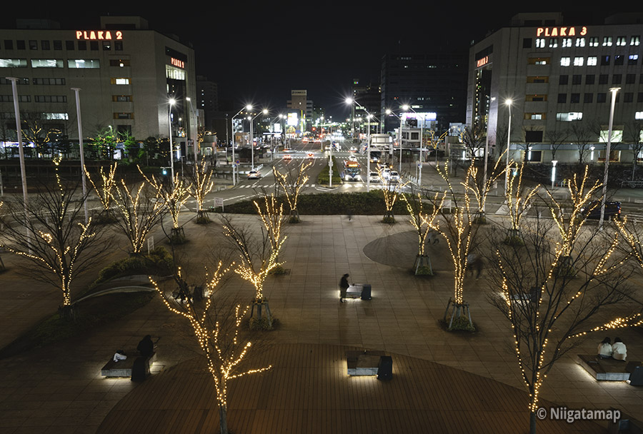 新潟駅南にある広場の光のページェントの様子