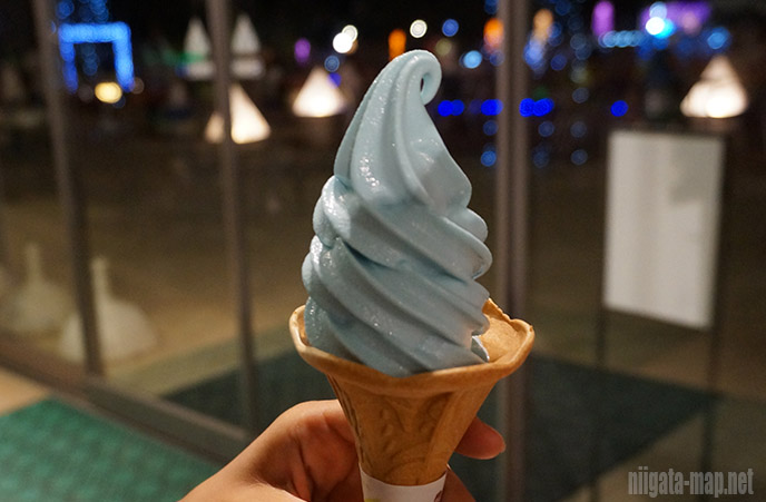 青バラソフトクリーム