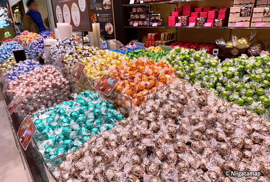 リンツ店内に並ぶチョコレートの山